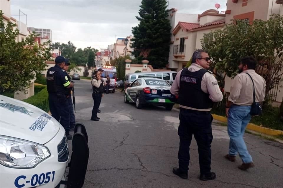 El cuerpo de la víctima, de unos 40 años, quedó tirada y recargada al exterior de una casa en la calle Cerrada de Albacete. 