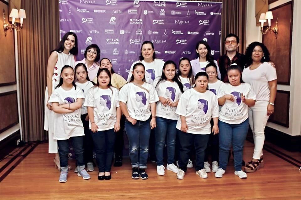 Las bailarinas de Con el Corazón Co. se han estado preparando para ofrecer un espectáculo con espíritu y mucho sentimiento. En la imagen, con su equipo de apoyo.