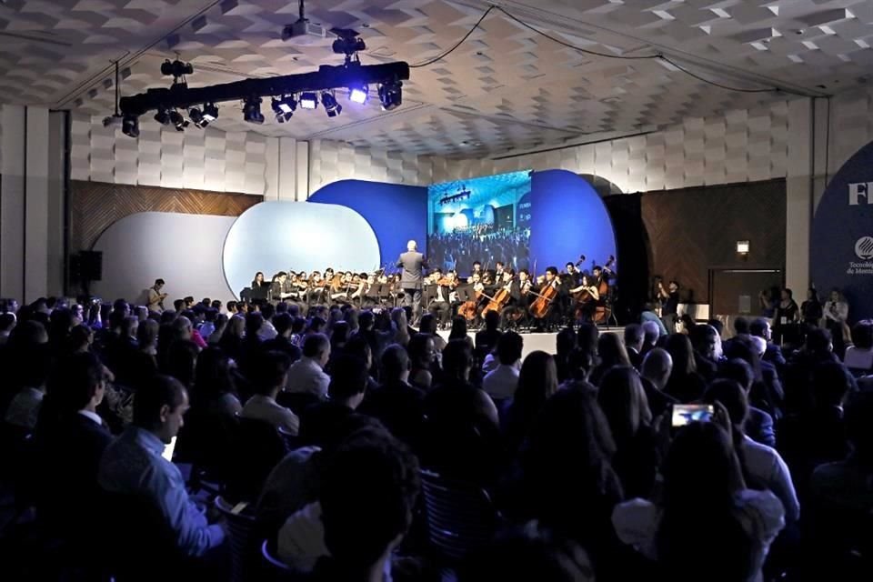 En la entrega de los premios, la Orquesta Sinfónica del Tec, integrada por estudiantes, tocó el tema 'Legacía de un empresario', compuesto en homenaje a Don Eugenio Garza Sada.