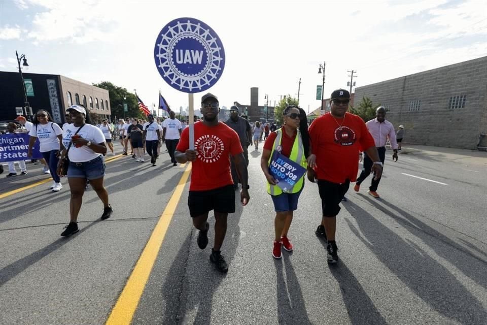 El UAW se encuentra actualmente en negociaciones contractuales con los tres grandes fabricantes de automóviles, Ford, General Motors y Stellantis, y el contrato actual expira el 14 de septiembre.