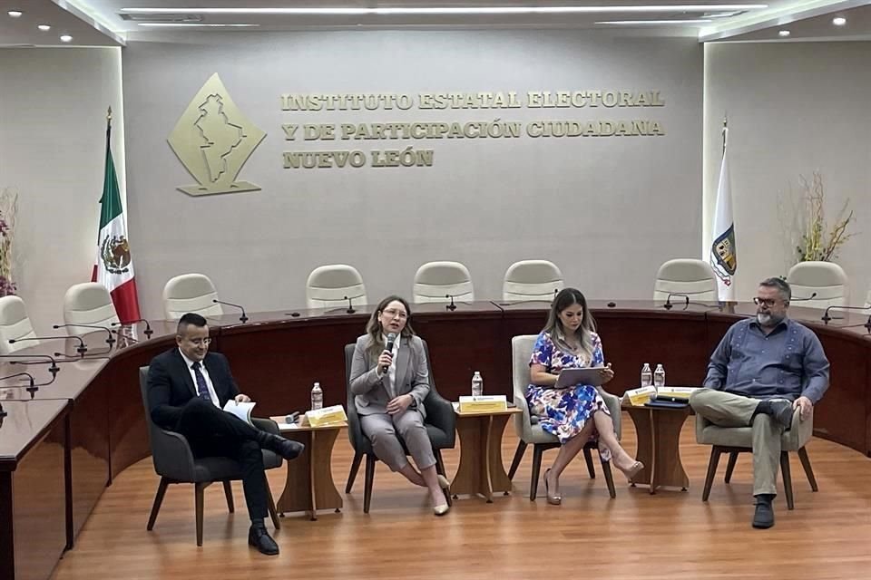 En la conferencia también se abordó el tema acerca de la violencia política en razón de género.