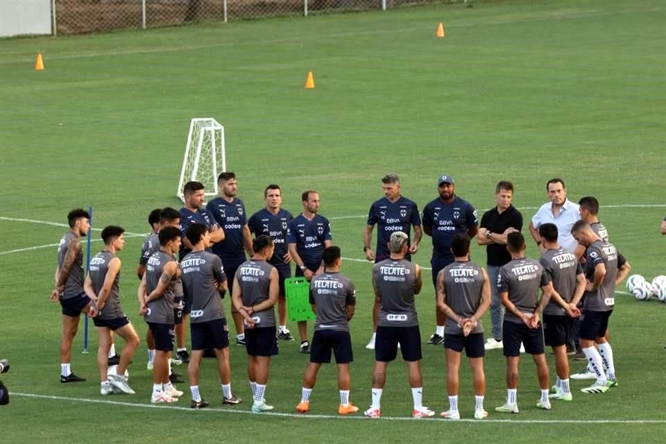 En su presentación con el plantel estuvieron José Antonio Noriega y Manuel Filizola.