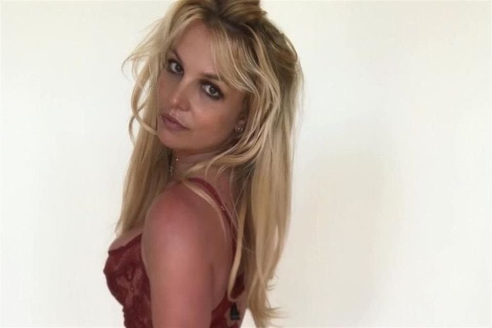 Britney Spears vacacionó en Cabo San Lucas tras su divorcio con Sam Asghari; fue vista en el restaurante Baja Diablo con su guardaespaldas.