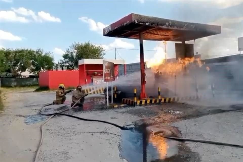 Cuerpo de bomberos combatieron el incendio.