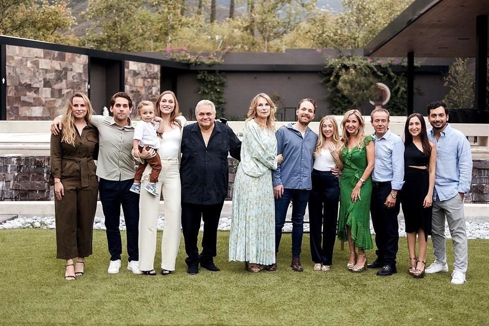 Adriana Bremer, Marcelo Bremer, Pau Bremer con Santiago Camino, Carlos Bremer, Adriana Ibarra de Bremer, los novios, Isamar Gutiérrez de Marroquín, Luis Marroquín, Isamar Marroquín y Antonio Kalifa