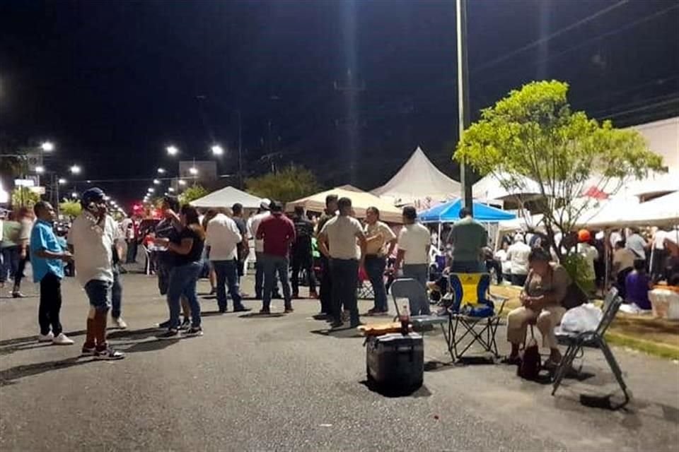 Desde ayer, maestros cerraron el paso a la circulación de la calzada Tamatán, frente a las oficinas de dicha Secretaría.