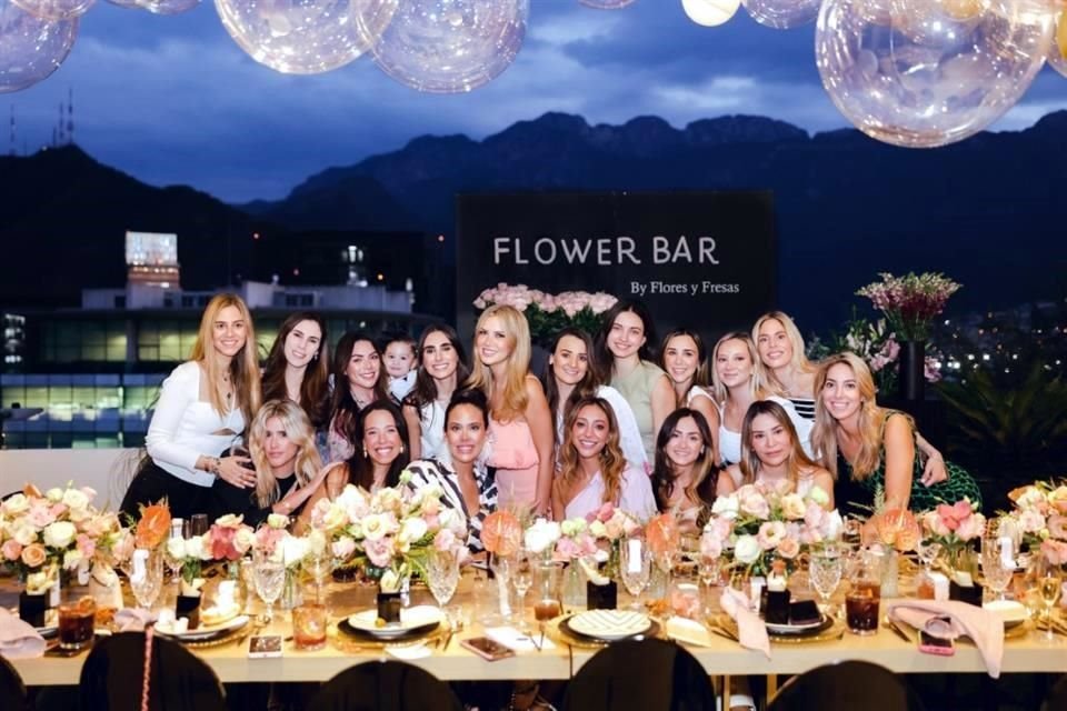 Alejandra Maltos con su grupo de amigas