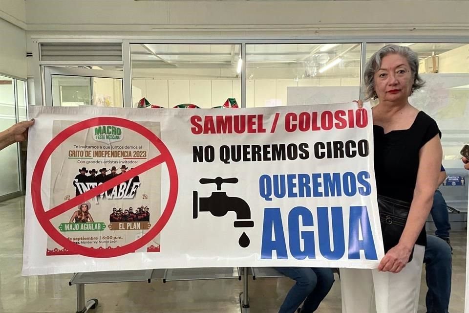 Vecinas de la Col. Mitras Centro acuden a las instalaciones de AyD para exigir una solución a los cortes de agua que sufren desde hace años.