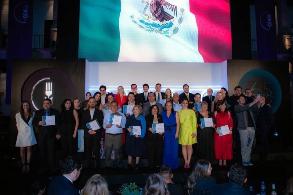 El jueves 31 de agosto tuvo lugar en el Claustro de Sor Juana, la 32 entrega del Premio al Mérito Restaurantero otorgado por la Cámara Nacional de la Industria de Restaurantes y Alimentos Condimentados (CANIRAC).