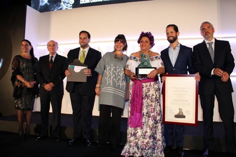 Nelly Córdova Morillo (sosteniendo el galardón), de Tabasco, se alzó con el premio de Cocinera Tradicional del Año.