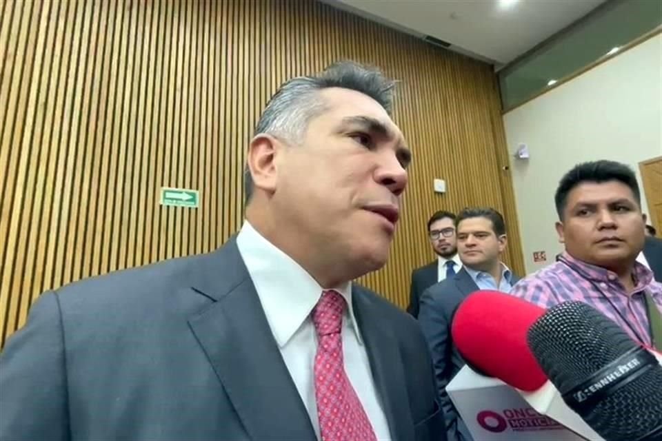 Alejandro Moreno en entrevista en la sede del INE.