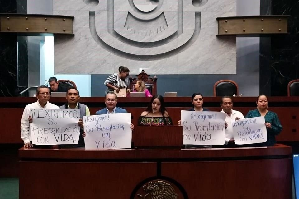 La perredistas Jennifer García Lucena y sus compañeros de bancada tomaron la tribuna para exigir la aparición con vida de las 7 personas desaparecidas.