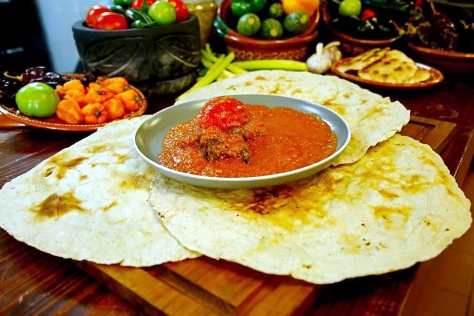 Segueza, mole prehispánico a base de maíz tostado, con hierba santa y tomate.