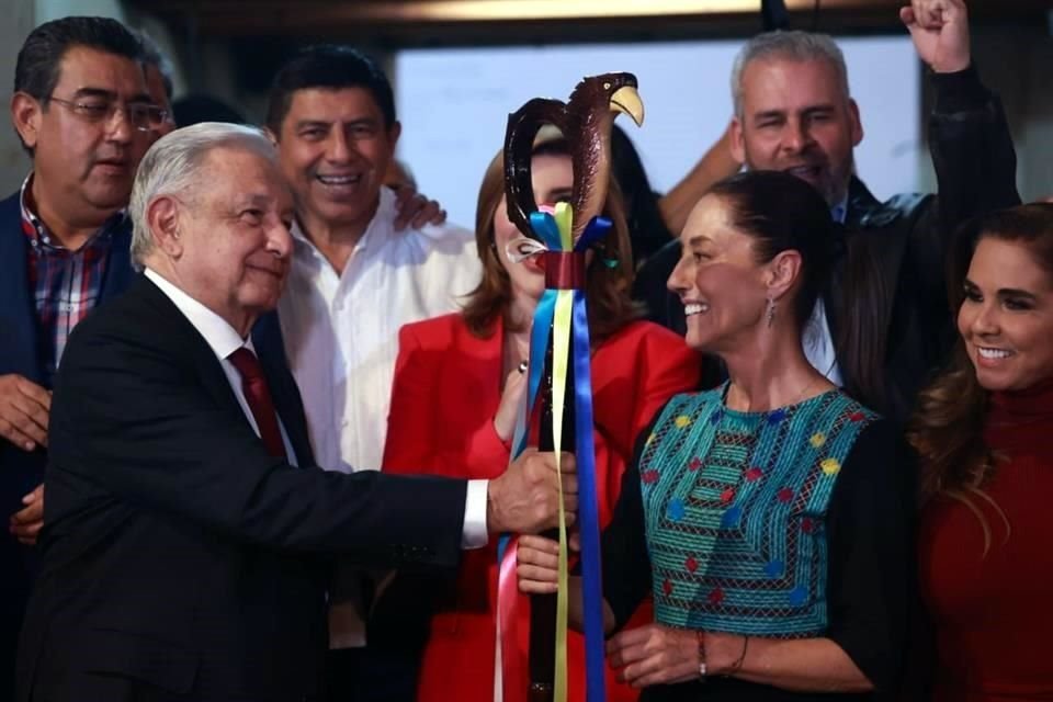 Momento en el que Sheinbaum recibió bastón de mando de manos del Presidente, en el que fue acompañada por los gobernadores de Puebla, Oaxaca, Baja California, Michoacán, y Quintana Roo.