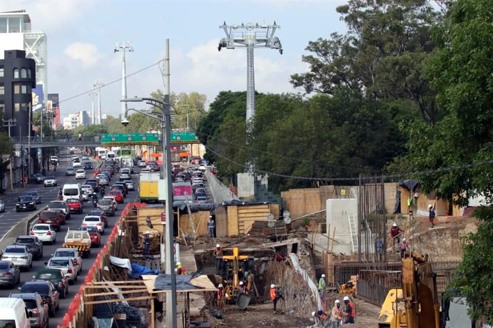 Las obras por la Línea 3 del Cablebús provocan afectaciones en el tránsito sobre Avenida Constituyentes.