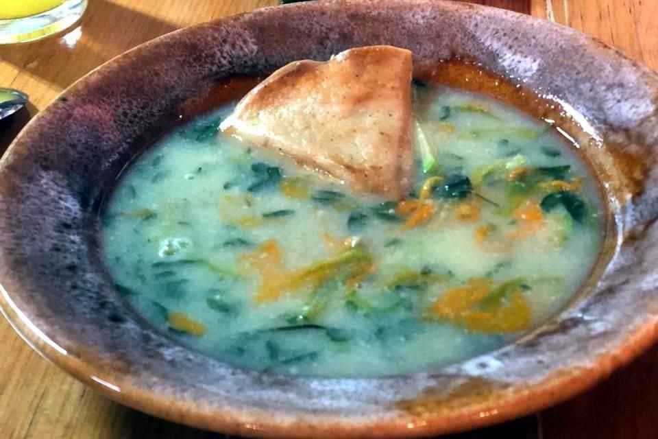 Sopa de flor de calabaza con quesadilla.