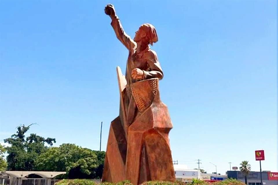 Proyección de la escultura 'El Piscador' en la rotonda que da la bienvenida a Montemorelos, 'Capital de la Naranja'.