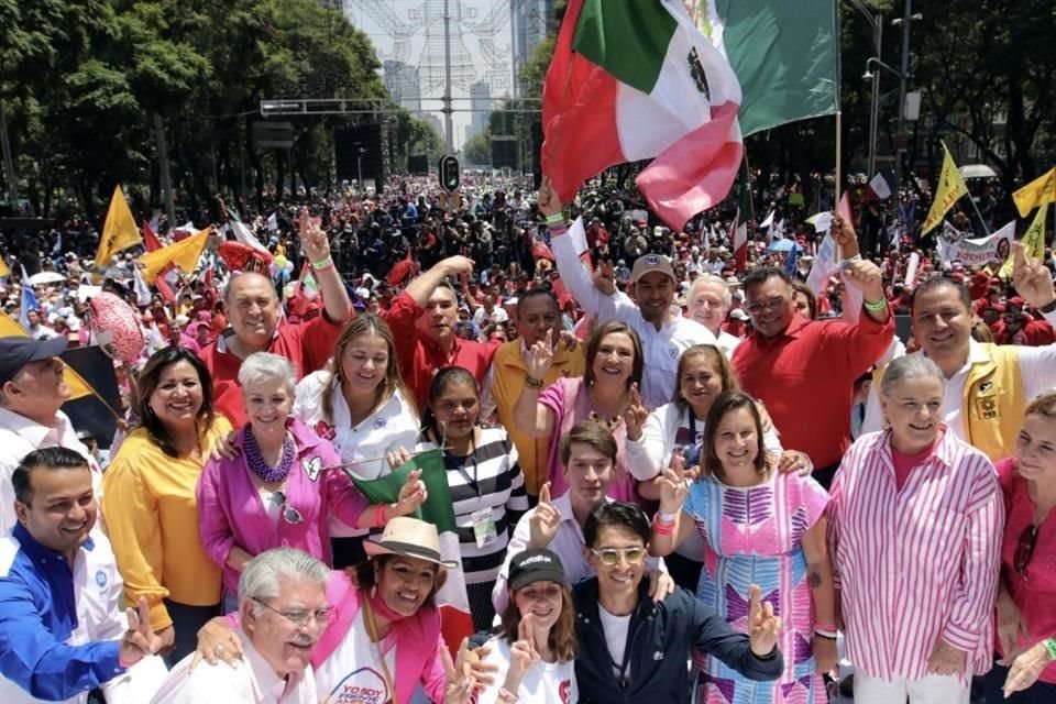 En el acto, estuvo acompañada por sus hijos, por los líderes de PAN, PRI y PRD, así como por los ciudadanos que llevaron adelante el proceso.