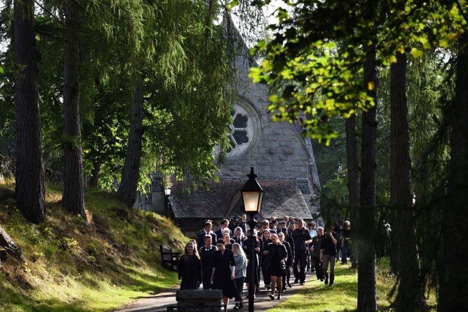 Miembros del castillo Balmoral que asistieron a la  iglesia parroquial de Crathie, se retiraron una vez culminada la ceremonia.