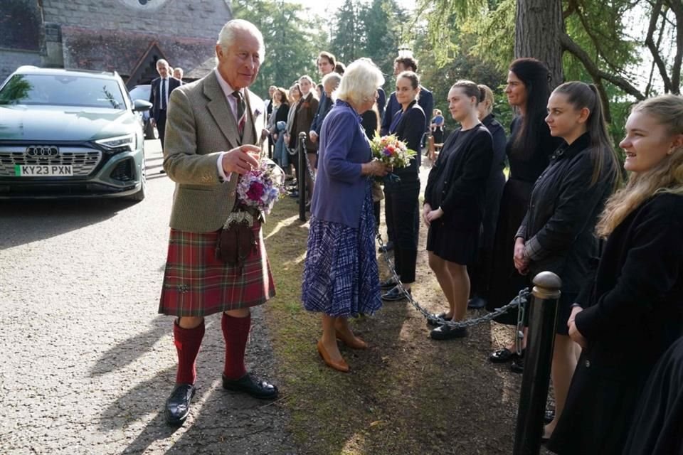 El Rey Carlos III y la Reina Camila se dieron un tiempo para convivir con los miembros del castillo de Balmoral.