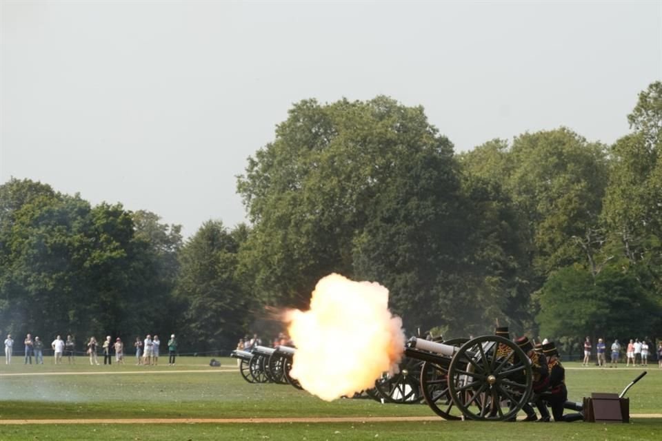 La artillería real del Rey procedió a dar inicio con los 41 disparos de cañon, en honor a la Reina Isabel II, cuyo reinado duró 70 años.