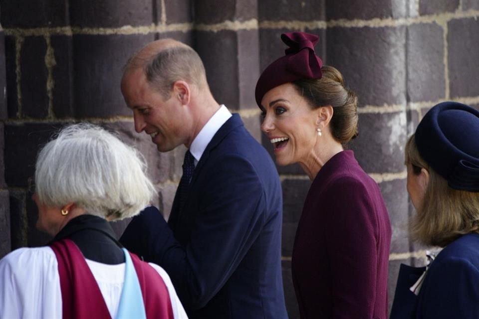 Poco después se anunció la llegada del Principe Guillermo y su esposa Catalina Middleton, a la catedral de Saint Davids.