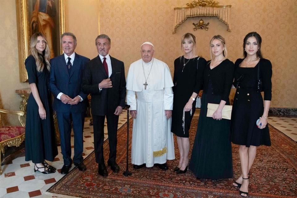 El actor Sylvester Stallone acudió junto con su familia al Vaticano, donde el Papa Francisco lo recibió en audiencia privada.