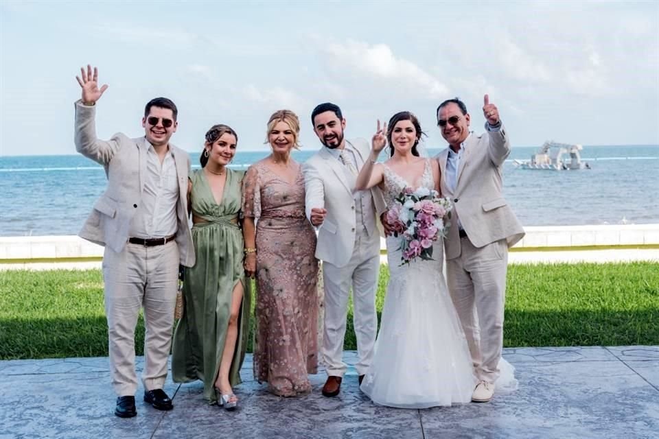 FAMILIA DE LA NOVIA <br>Ramsés Veloz, Bárbara Veloz, Mayra Morales de Veloz, LOS NOVIOS y Jorge Veloz