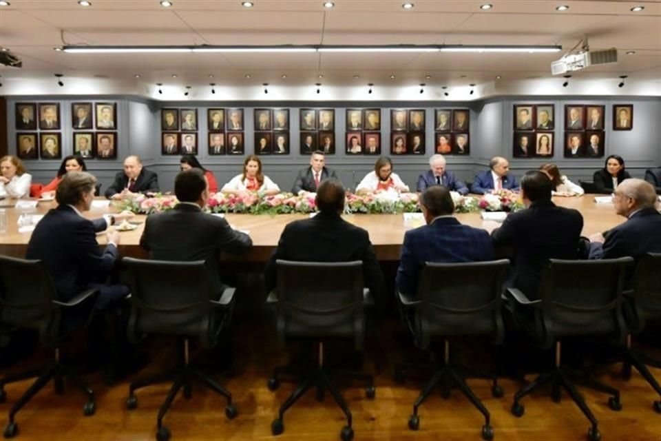 Reunión de Xóchitl y otros panistas con líderes y ex dirigentes del PRI.