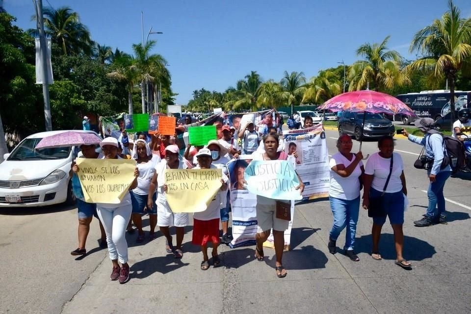 Los familiares de las sietes víctimas caminaron desde el asta Bandera hasta la estatua de la Diana Cazadora en Acapulco para exigir la aparición con vida de los jóvenes.