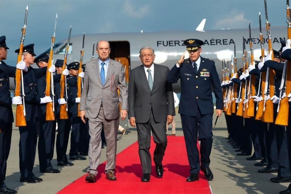 El Presidente López Obrador al llegar a Colombia.