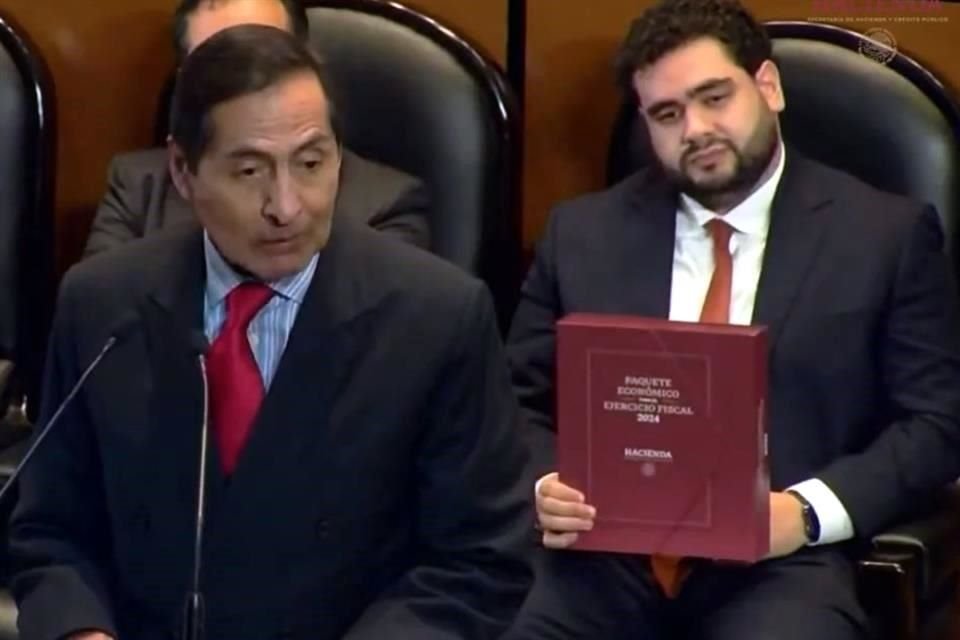 Rogelio Ramírez de la O, Secretario de Hacienda, entregó el Paquete Económico 2024 este viernes.