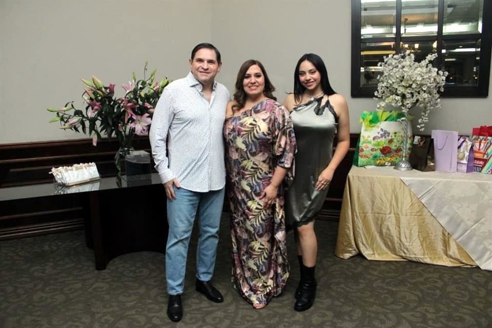 Alejandro Lozano, Mariamelia Villarreal y Rebeca Lozano