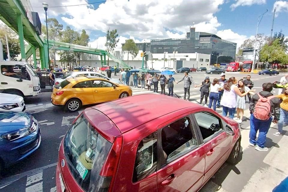 Personal médico se manifestó ayer en el cruce de Insurgentes y Eje 2 Norte para exigir mesas de trabajo con las autoridades.