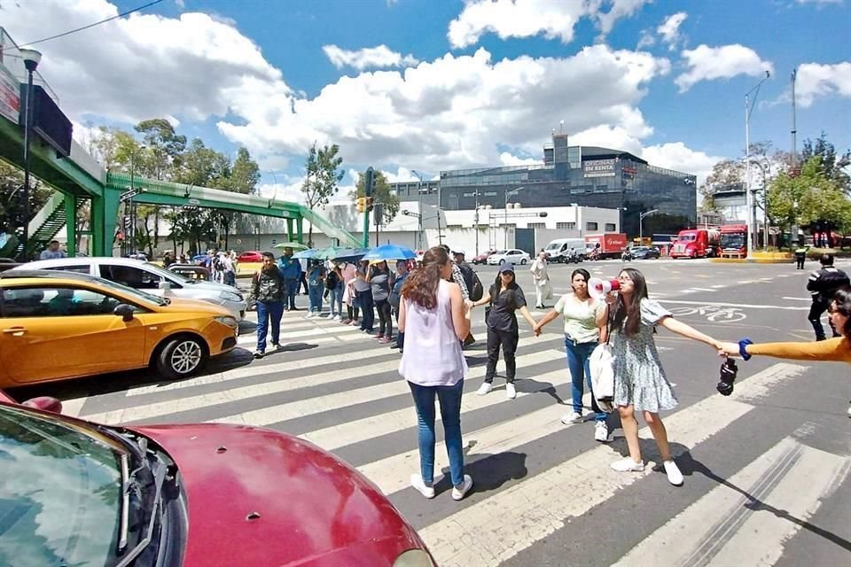 Personal médico se manifestó ayer en el cruce de Insurgentes y Eje 2 Norte para exigir mesas de trabajo con las autoridades.