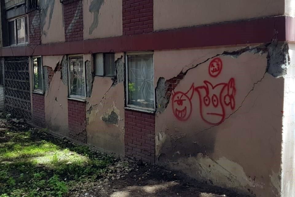 Vecinos de la Unidad Habitacional Pantaco indicaron que los edificios se encuentran cuarteados y ladeados.