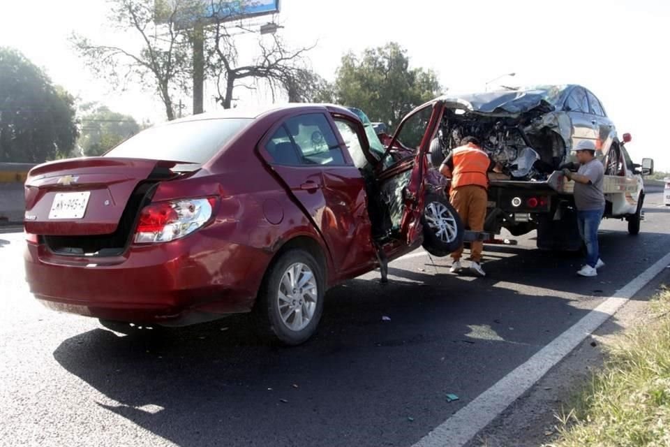 Al caer, el automóvil impactó a otro vehículo particular y a un tráiler.