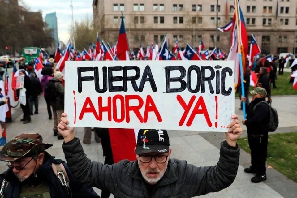 Manifestantes de extrema derecha protestan contra el Gobierno del Presidente Gabriel Boric en Santiago.