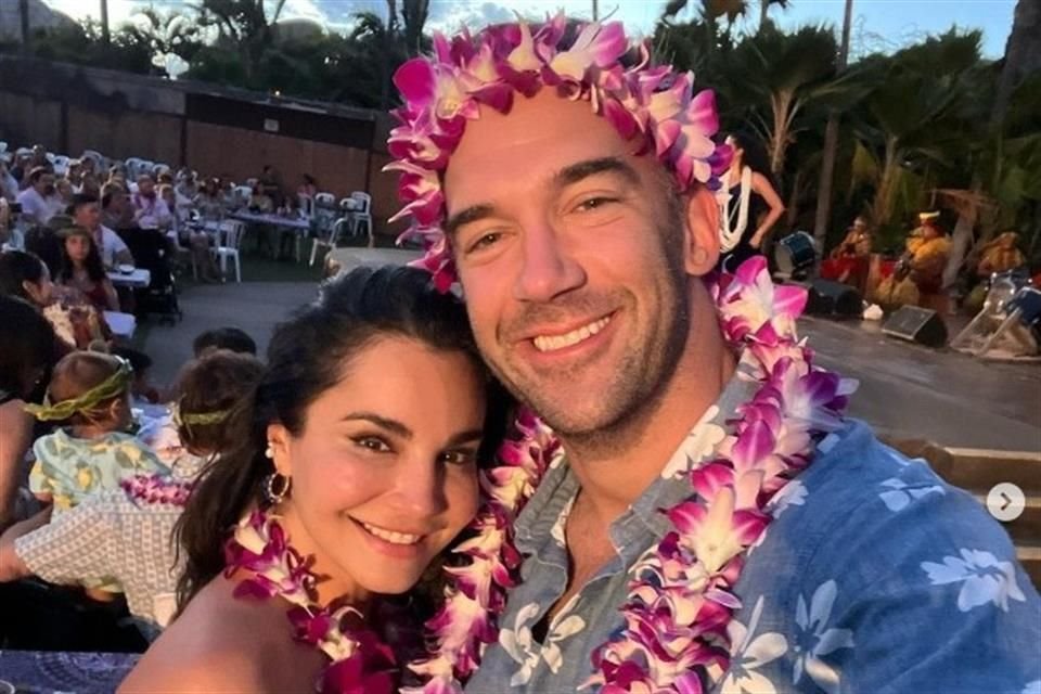 La actriz Martha Higareda se comprometió con su novio, el empresario Lewis Howes, a casi dos años de relación.