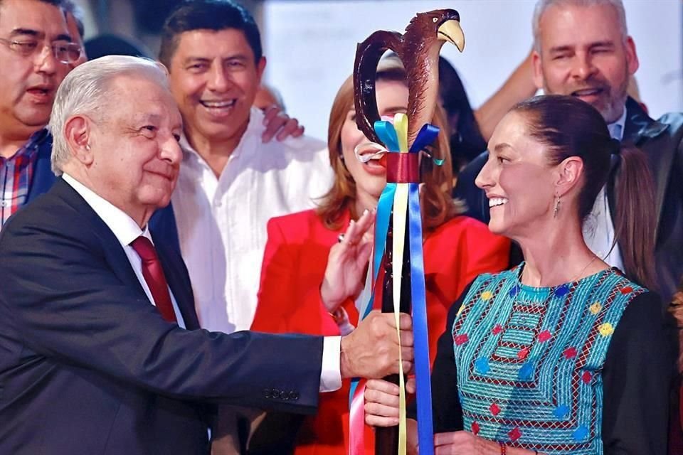 El jueves 7 de septiembre, AMLO entregó 'el bastón de mando' a Claudia Sheinbaum tras ganar encuesta de Morena.