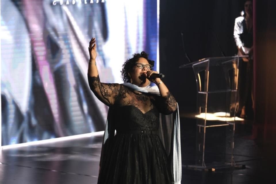 El grupo La Santa Cecilia inauguró el escenario con el tema 'Ay Jalisco No Te Rajes'.