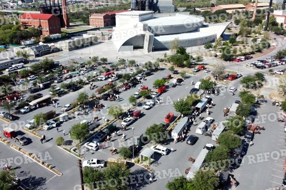 Los jinetes fueron citados en el estacionamiento de Parque Fundidora.