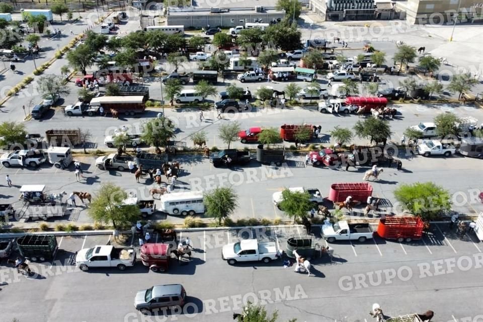 Los jinetes fueron citados en el estacionamiento de Parque Fundidora.