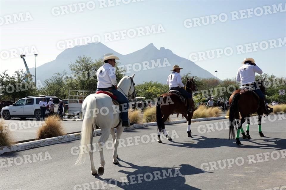 Los jinetes y sus caballos empezaron su arribo desde muy temprano al estacionamiento ubicado por Plaza Sésamo.