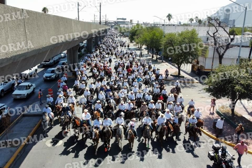  El Alcalde Luis Donaldo Colosio encabezó con el Gobernador Samuel García el contingente que cabalgó por el Centro.