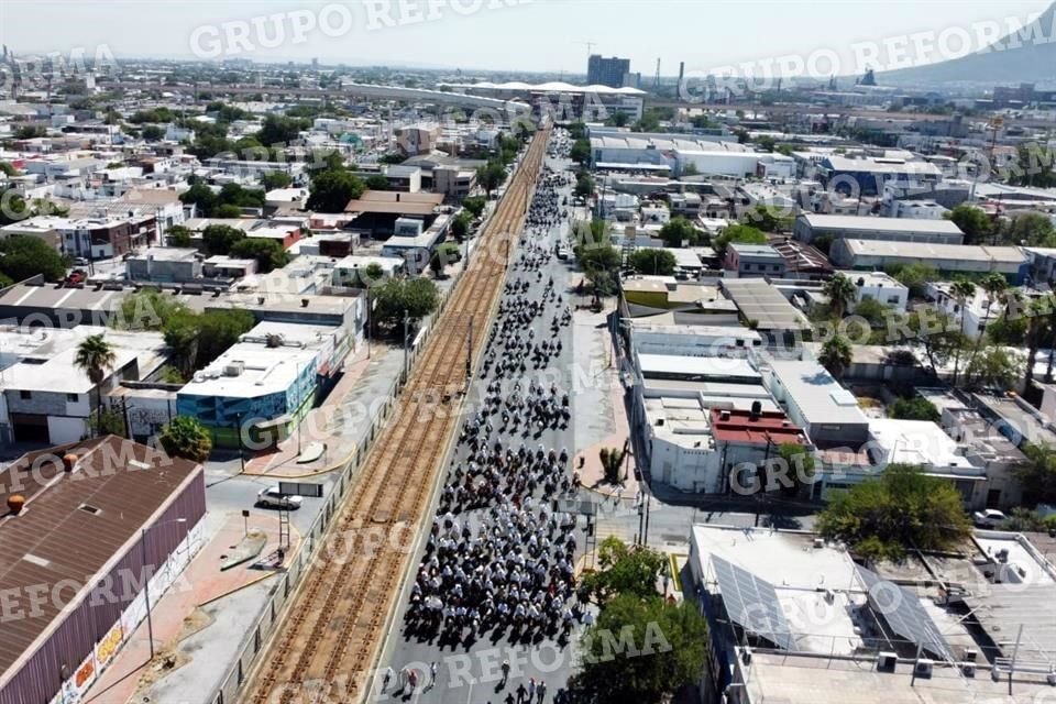 Desde las alturas se puede observar la gran cantidad de gente que participó en la cabalgata.