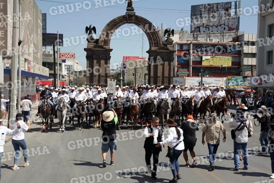 Avanzaron su recorrido por Avenida Pino Suárez.