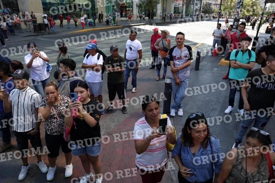 Personas que se encontraban caminando por las calles del Centro aprovecharon para tomarle foto a la cabalgata.