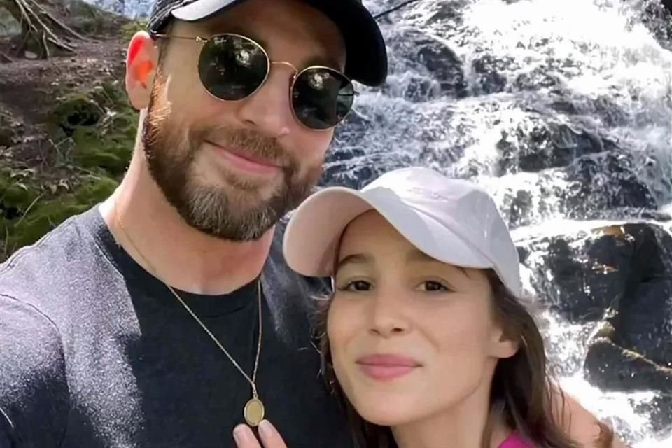 El actor Chris Evans se casó con su novia, la actriz Alba Baptista, en una ceremonia íntima llena de estrellas de Hollywood.