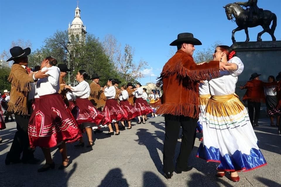 Bailarines de 20 grupos regionales hicieron realidad este masivo en la Plaza Zaragoza.